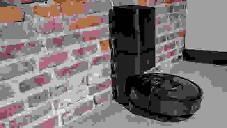When the i7+ docks, the Clean Base activates a vacuum that suctions out everything inside the bin.